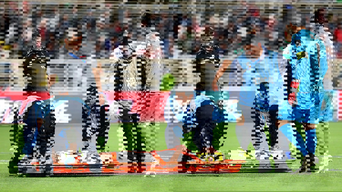 مباراة العراق وقطر.. شاهد بكاء همام طارق لاعب أسود الرافدين بعد إصابته (فيديو)