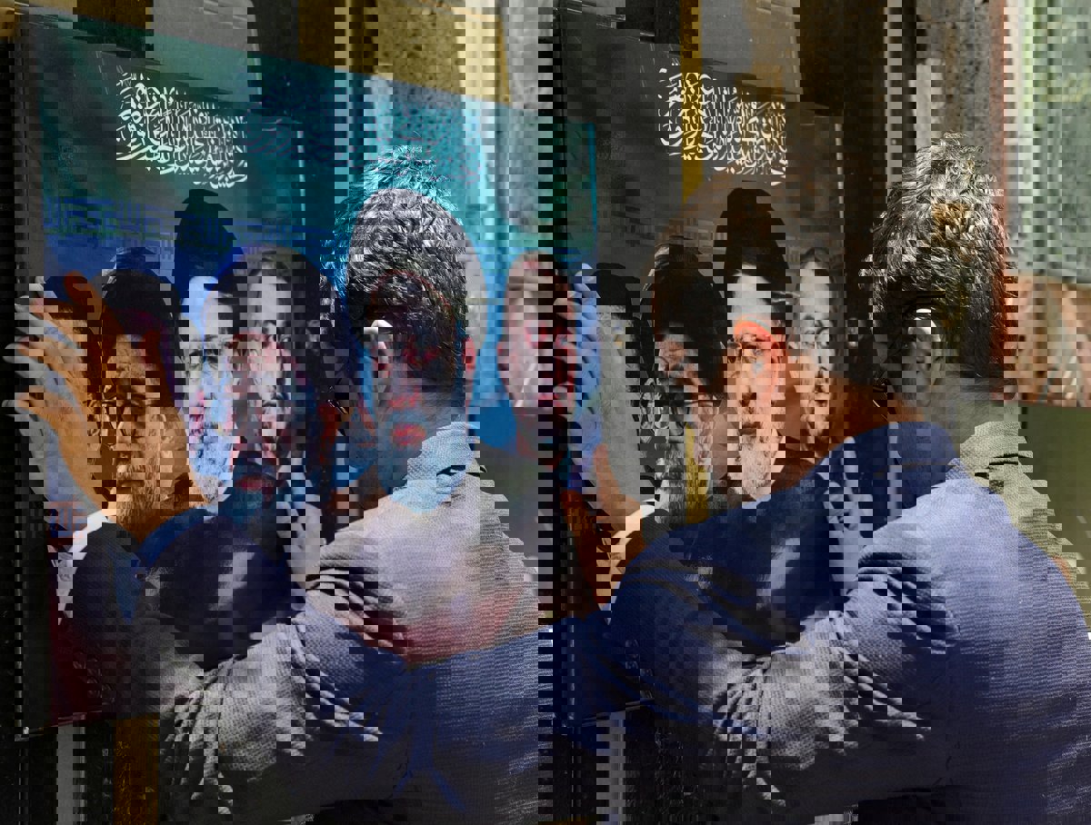 إيران تمنع مرشحي الرئاسة من نشر صورهم مع الخميني وخامنئي