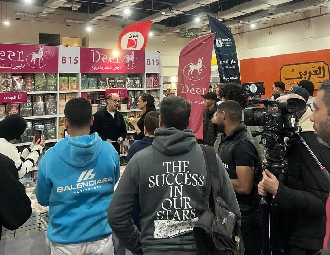 خلال توقيع الكتاب