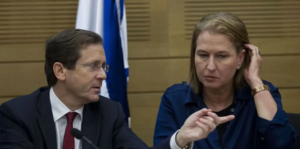 مقترح العفو عن نتنياهو مقابل الاستقالة يُشعل الخلاف بين مؤسسي "المعسكر الصهيوني"