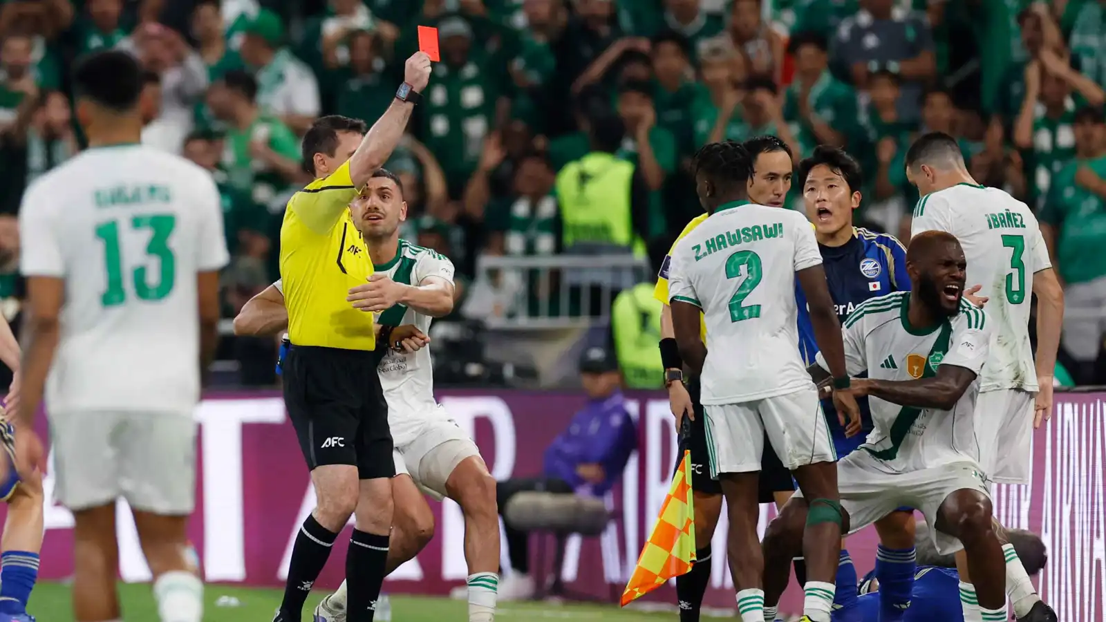 زكريا هوساوي ينهار باكياً بعد تتويج الأهلي السعودي (فيديو)