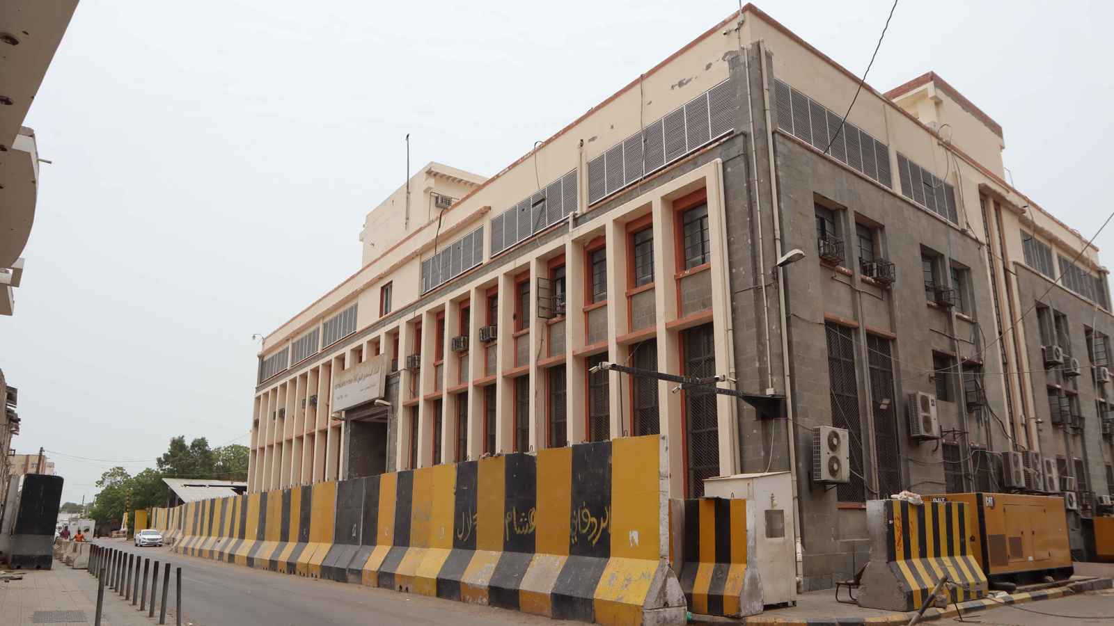 ما تبعات نقل مراكز بنوك يمنية من صنعاء إلى عدن؟