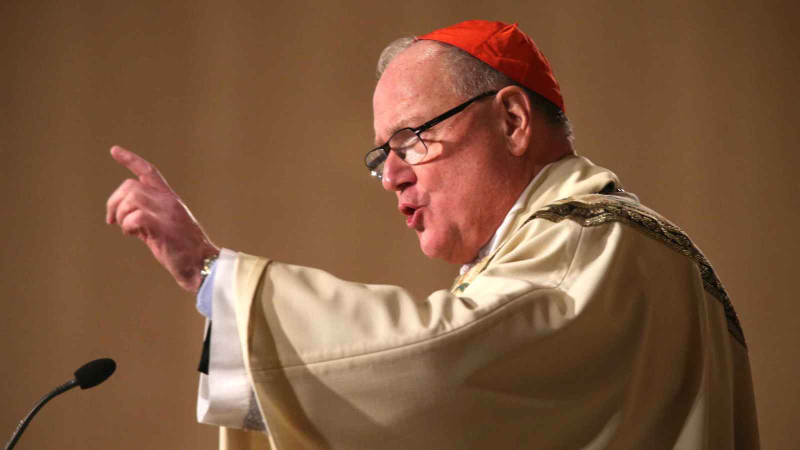 كبير أساقفة نيويورك يُعلّق على صورة ترامب "الباباوية"