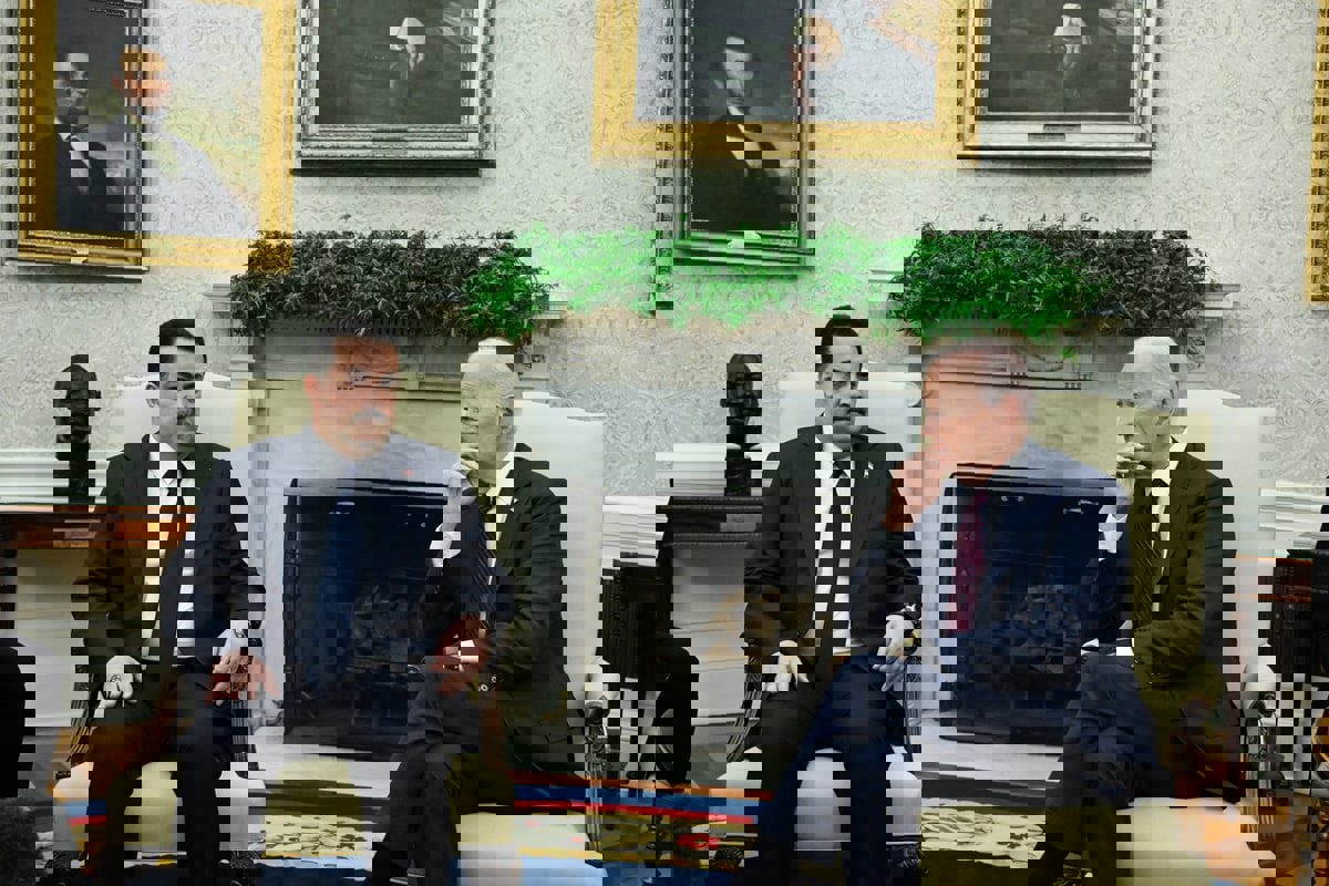 فيديو يوثق انشغال بايدن بـ"ساعته" أثناء لقائه رئيس الوزراء العراقي