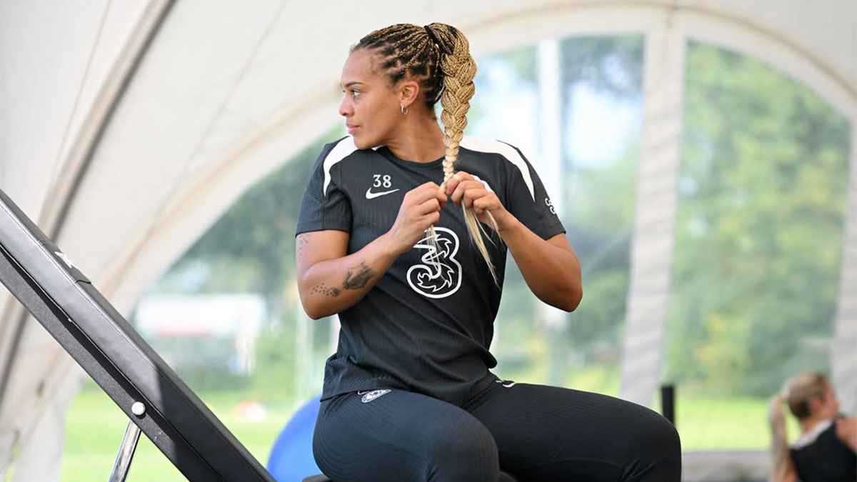 بسبب إثارتها.. تشيلسي يمنع التعليقات على فيديو حارسة مرماه (فيديو)