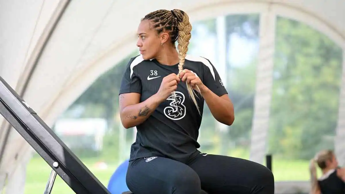 بسبب إثارتها.. تشيلسي يمنع التعليقات على فيديو حارسة مرماه (فيديو)