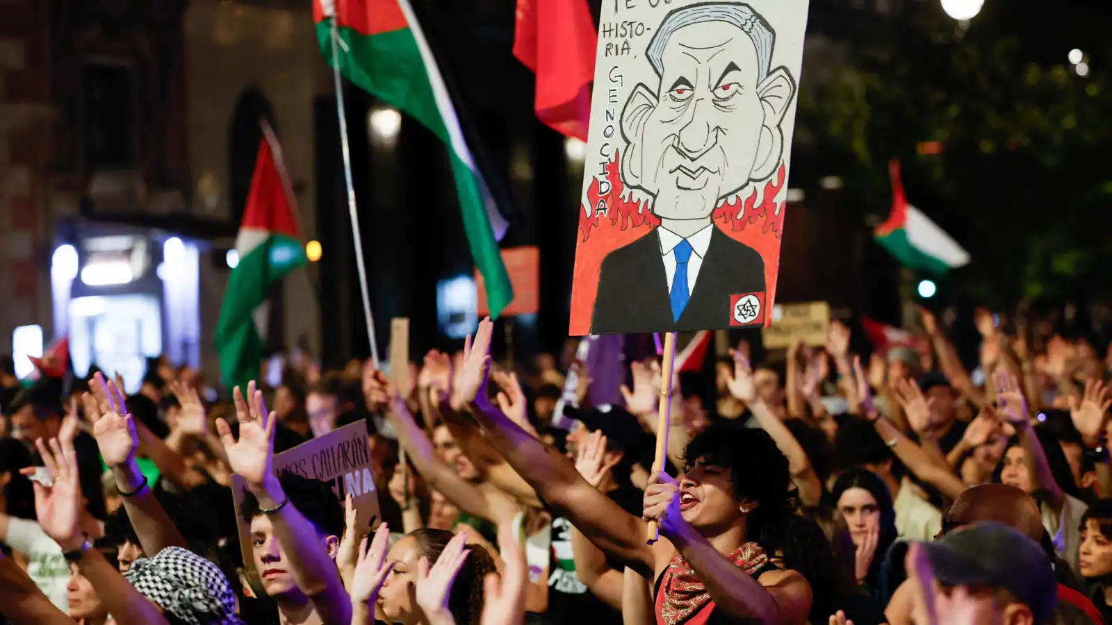 "عوملنا كالحيوانات".. ناشطو "أسطول الصمود" يروون تفاصيل احتجازهم في إسرائيل