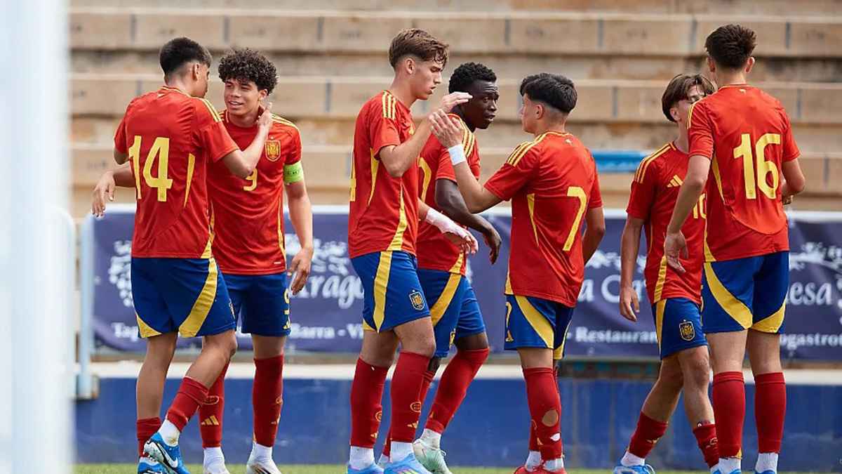 تحت أنظار والده.. إنزو ألفيس يتألق بقميص منتخب إسبانيا (فيديو)