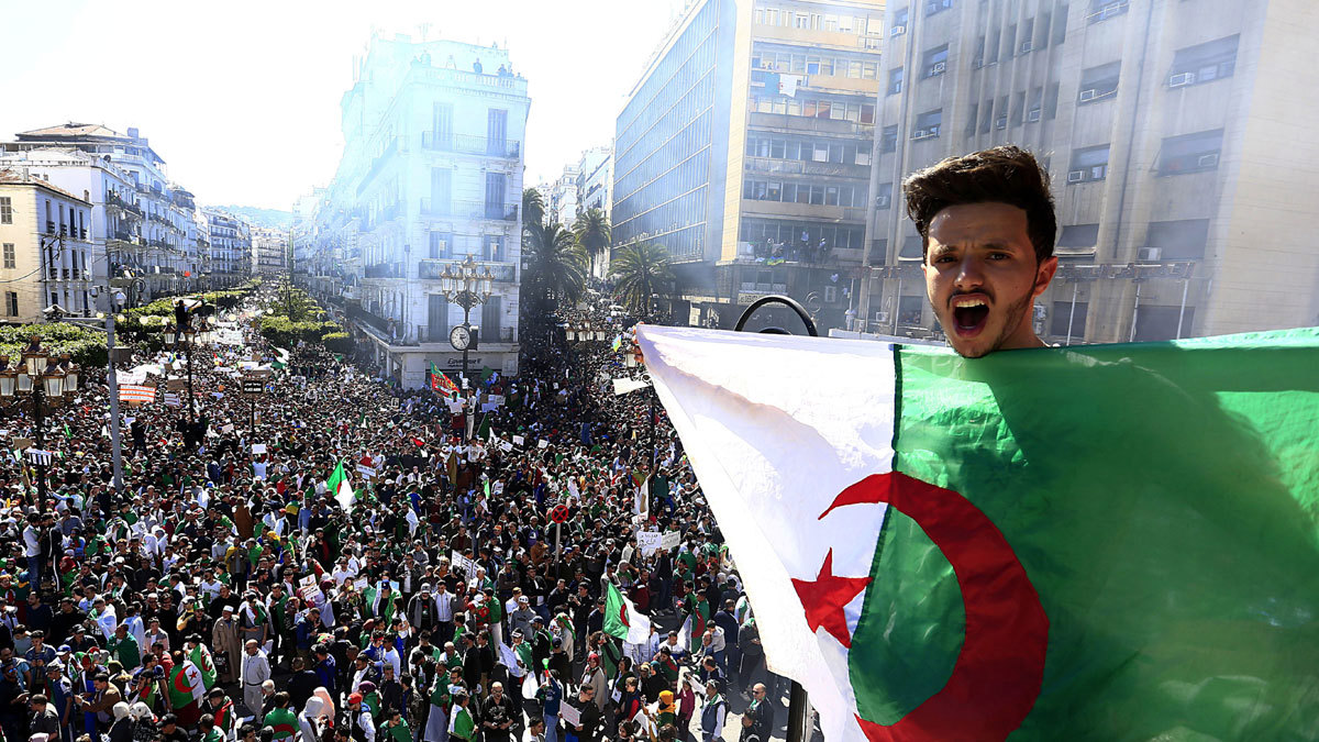 شخصيات سياسية بارزة تدعو الجيش الجزائري لمحاورة ممثلي الحراك