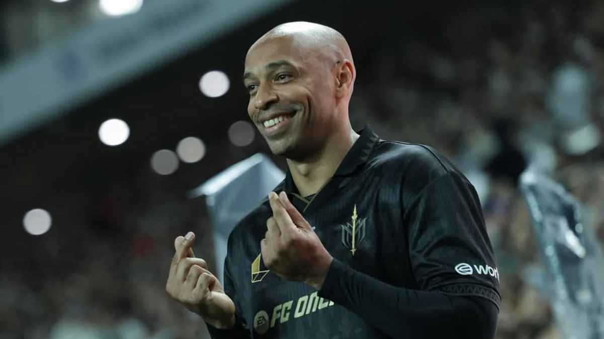 رغم اعتزاله منذ 12 عامًا.. تييري هنري يظهر بجسد رياضي مذهل (صور) 