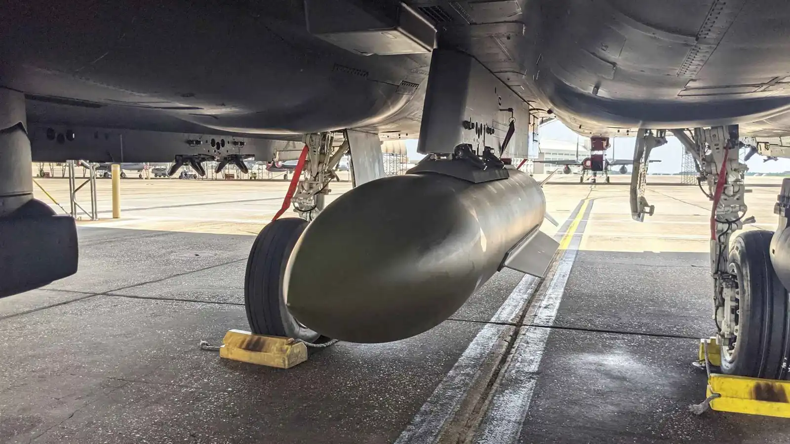 مخصصة لتدمير المنشآت المحصنة.. ماذا تعرف عن قنبلة GBU-72 الذكية؟