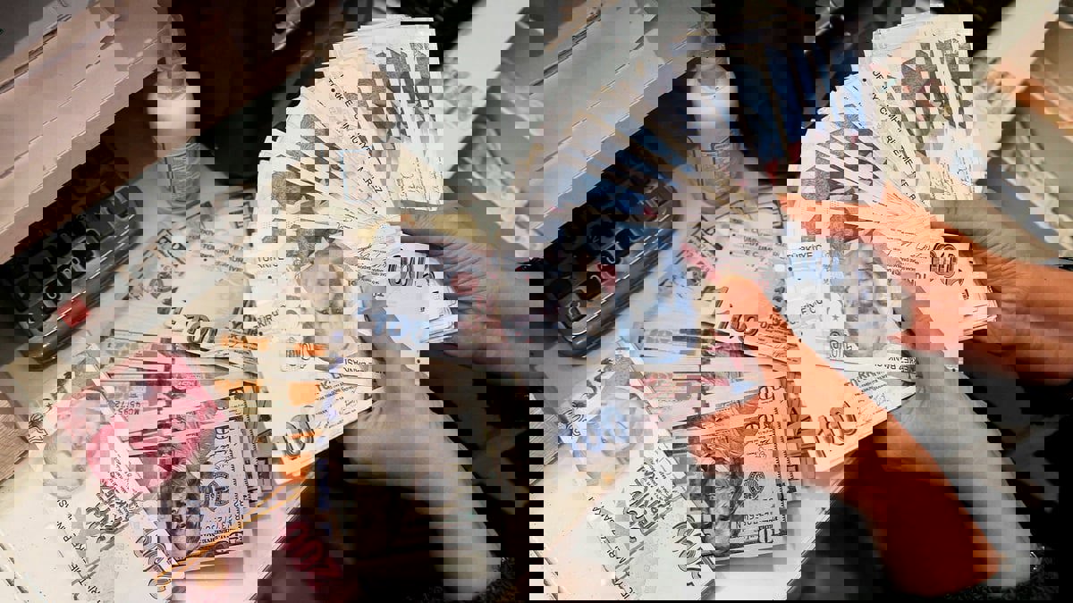 الليرة التركية تهبط إلى مستوى قياسي أمام الدولار