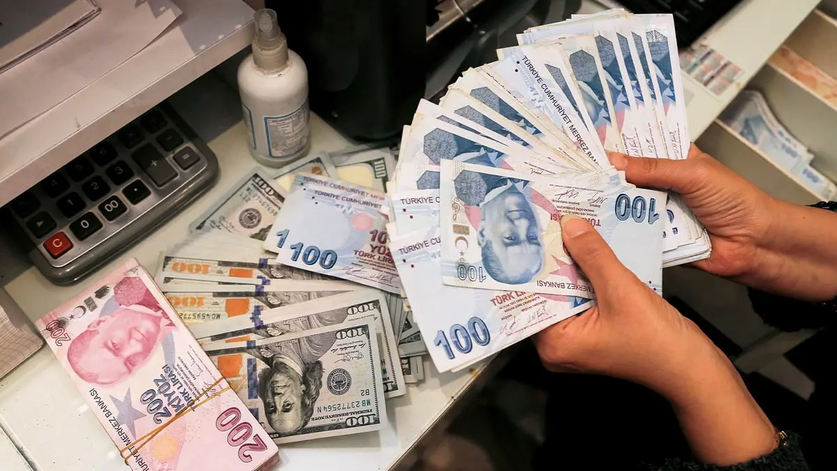 الليرة التركية تهبط إلى مستوى قياسي أمام الدولار