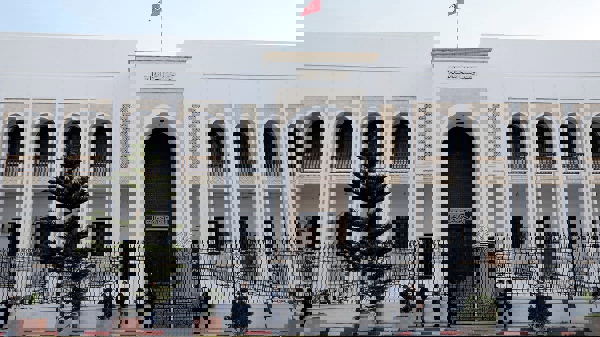 تونس.. تعهد حكومي بتتبع "القضاة المعزولين" رغم قرار المحكمة الإدارية