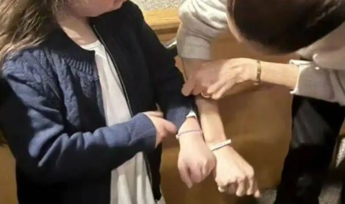 اكسسوار بخيط أخضر نيون وخرز أبيض مربع