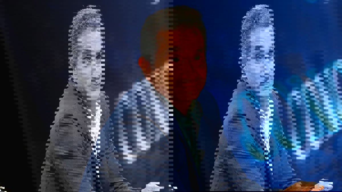 باسم يوسف ينفي إنقاذه حياة شقيق الإعلامي عمرو أديب