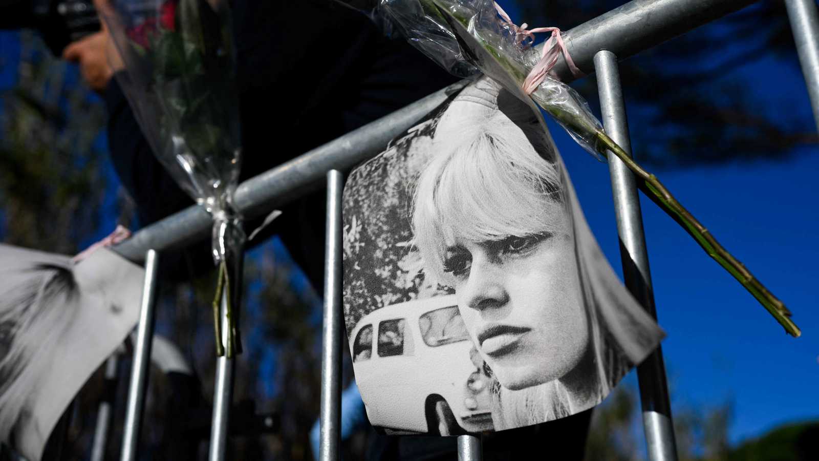 وسط حضور سياسي وفني.. فرنسا تودع "بريجيت باردو" (فيديو)