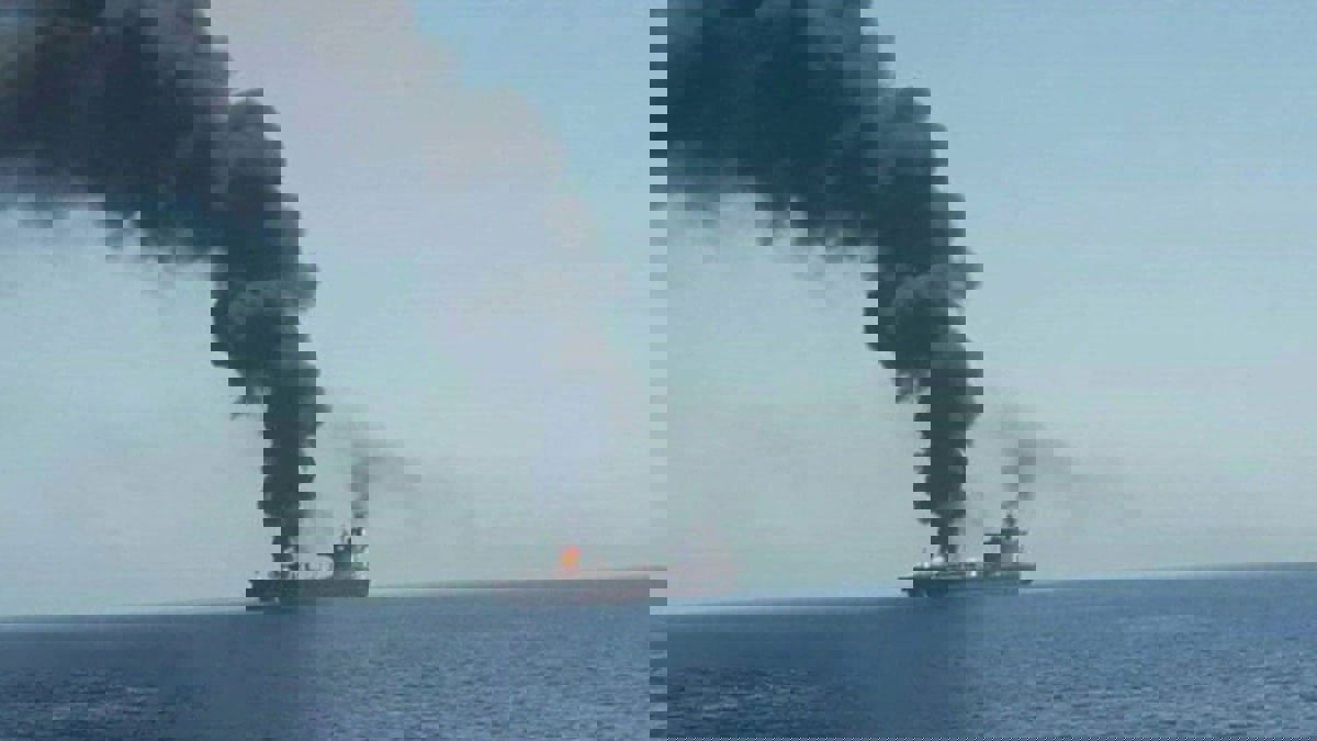 الجيش الإيراني: انفجارات الناقلتين قد تكون بسبب حريق على سطحهما