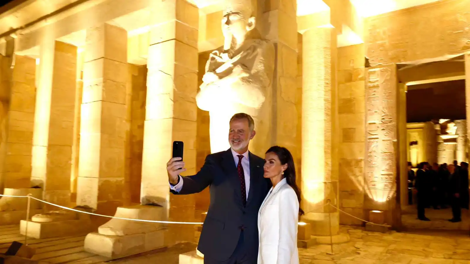 "سيلفي ملكي" إسباني بين معابد الفراعنة في "الأقصر" المصرية (فيديو وصور)