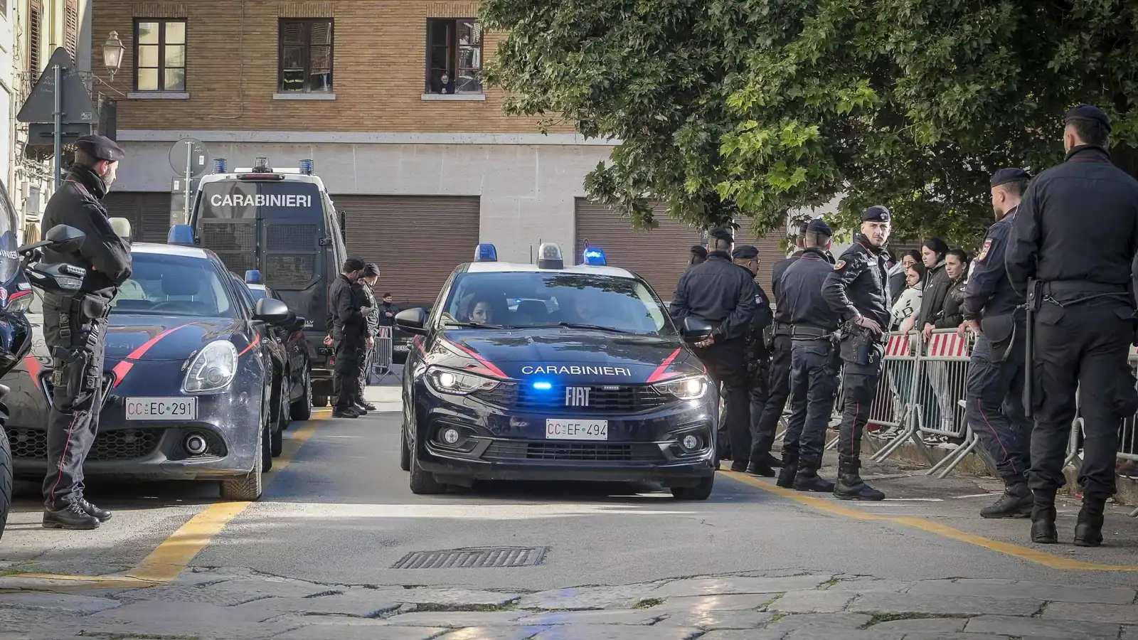 رجل يقتل زوجته وابنه بطريقة "مروعة" في إيطاليا