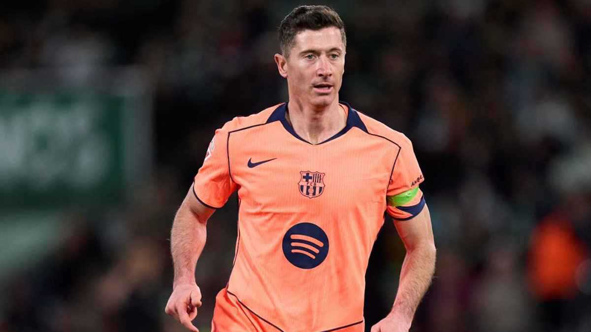 حقيقة اتخاذ ليفاندوفسكي قرارا بالرحيل عن برشلونة 