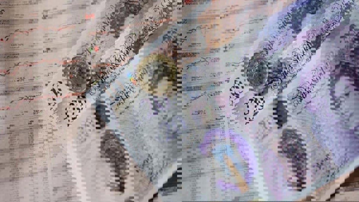 الجنيه الإسترليني عند أدنى مستوى في عامين مقابل الدولار مع تشبث جونسون بالسلطة