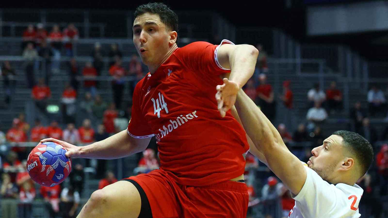 تجاهلوه فهزمهم.. قصة لاعب تونسي تحول إلى نجم بمنتخب سويسرا في مونديال كرة اليد