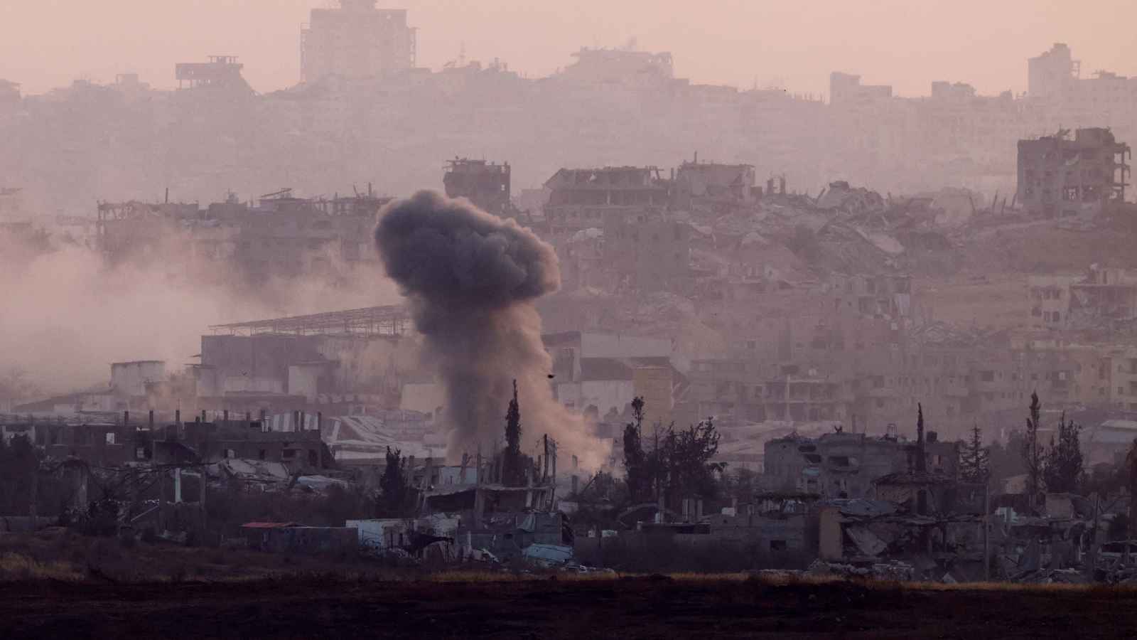 عشرات الضحايا في غارات إسرائيلية متواصلة على غزة