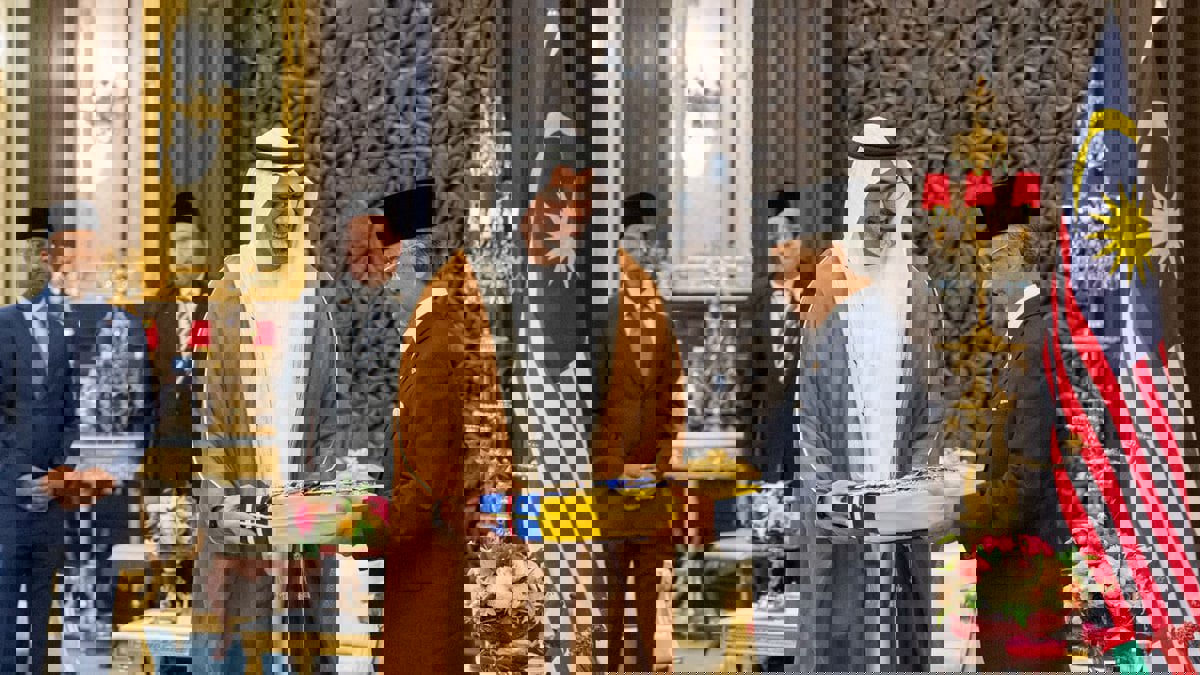 ملك ماليزيا يمنح ولي عهد أبوظبي وسامين من الطراز الرفيع