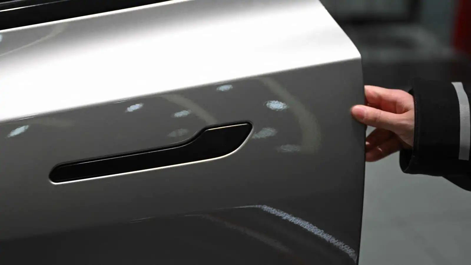 الصين تتجه نحو حظر مقابض أبواب السيارات المخفية