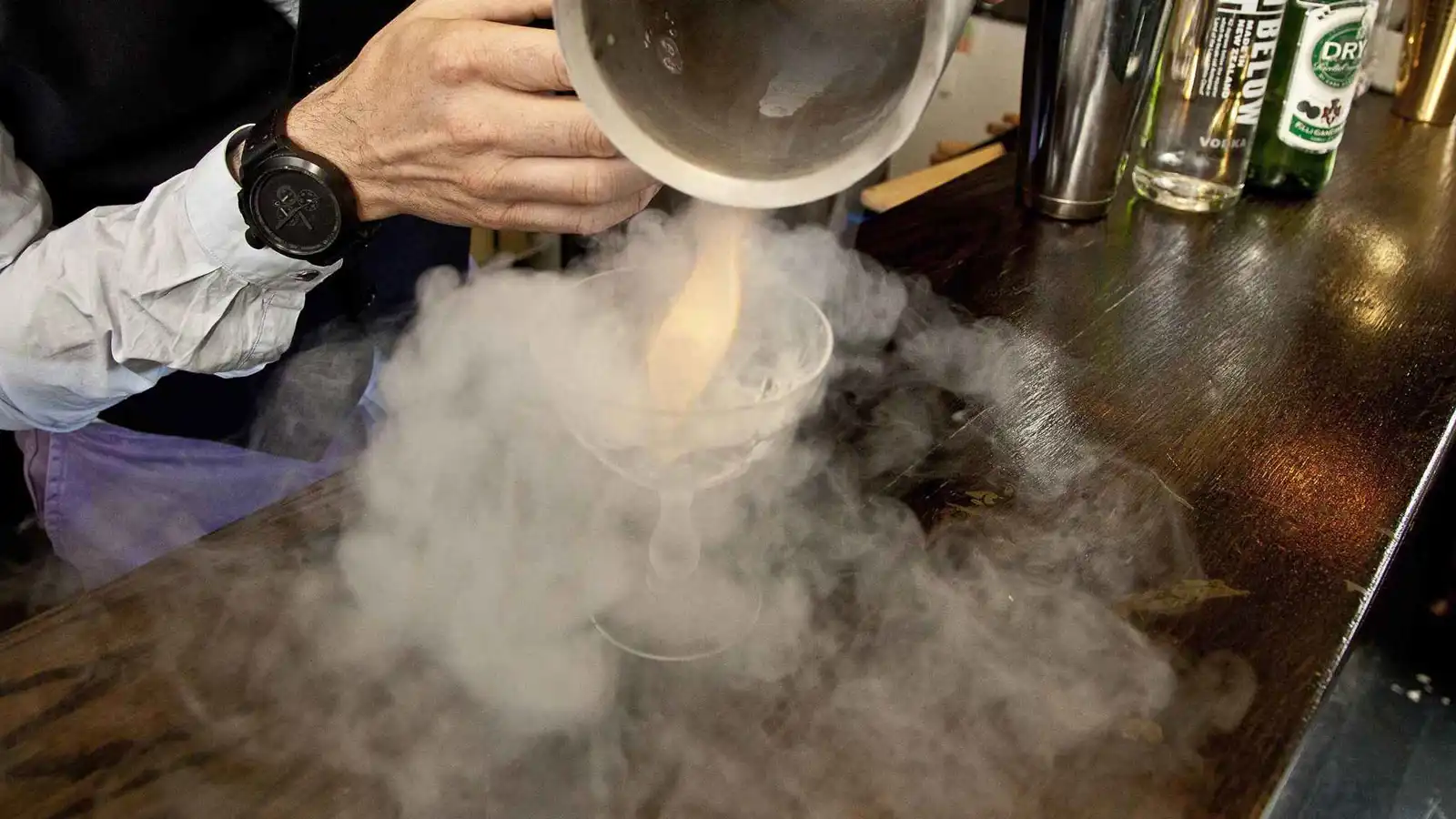 شيف شهير يحوّل مشروب عيد الميلاد إلى كابوس قاتل (فيديو)