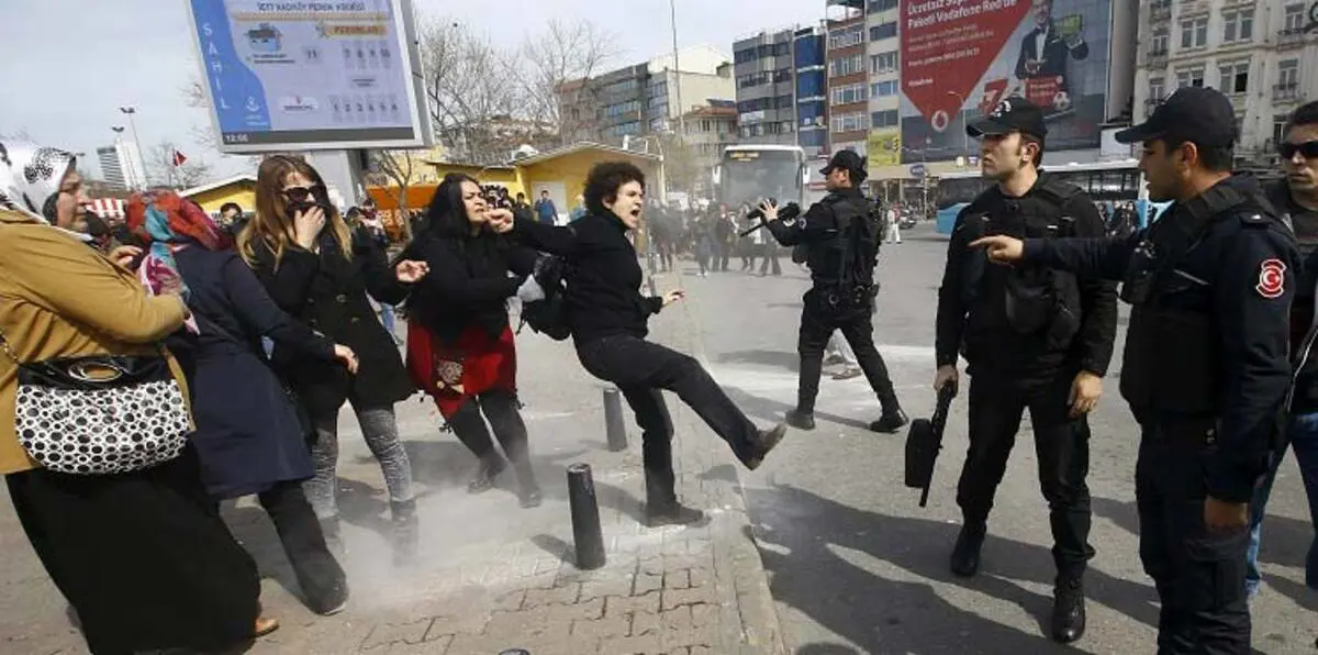 الشرطة التركية تفرّق مسيرة نسائية بالقوة