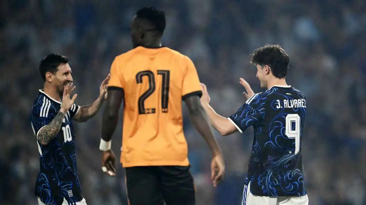 ميسي يقود منتخب الأرجنتين لفوز عريض أمام زامبيا (فيديو)