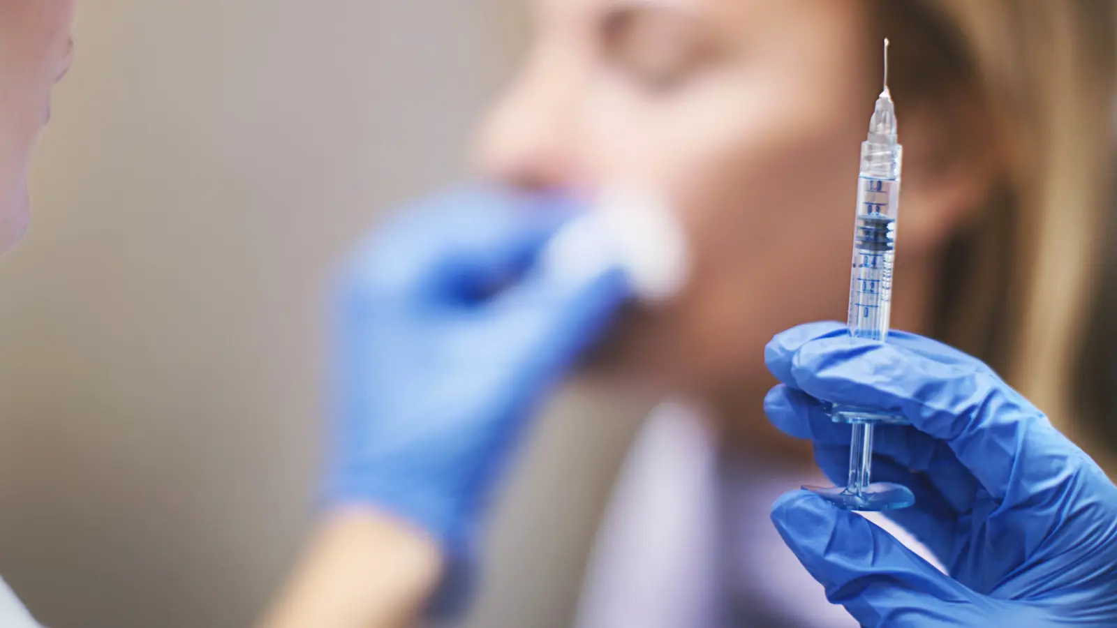 أطباء أسنان يرفضون علاج فتاة بسبب "حجم شفتيها" (صور)