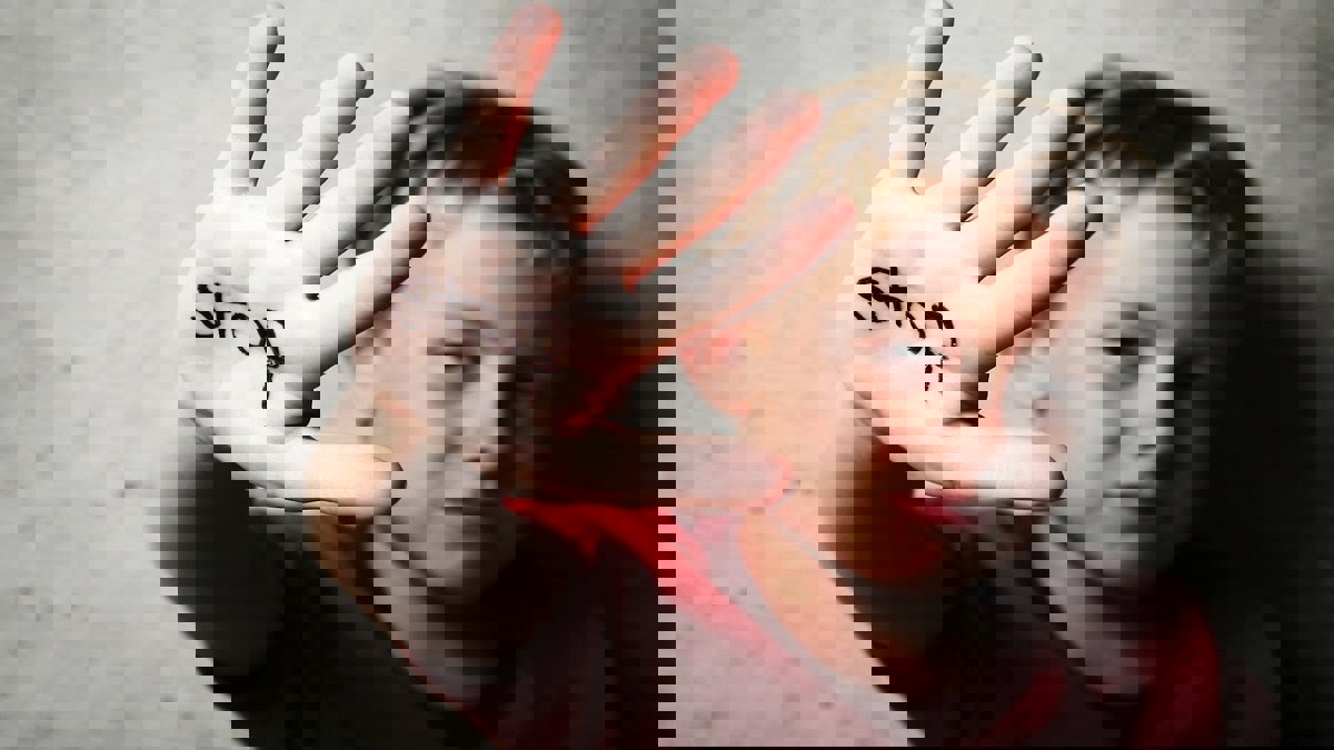 أب متوحش يحرق ذراع طفله والأطباء يبترونها (صورة)