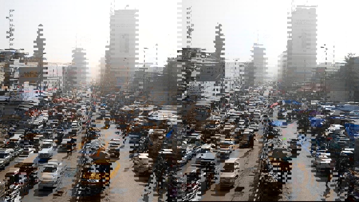 من تراكم الديون لتأخر الرواتب.. العراق يغرق بأزمة اقتصادية تضعه فريسة لإيران