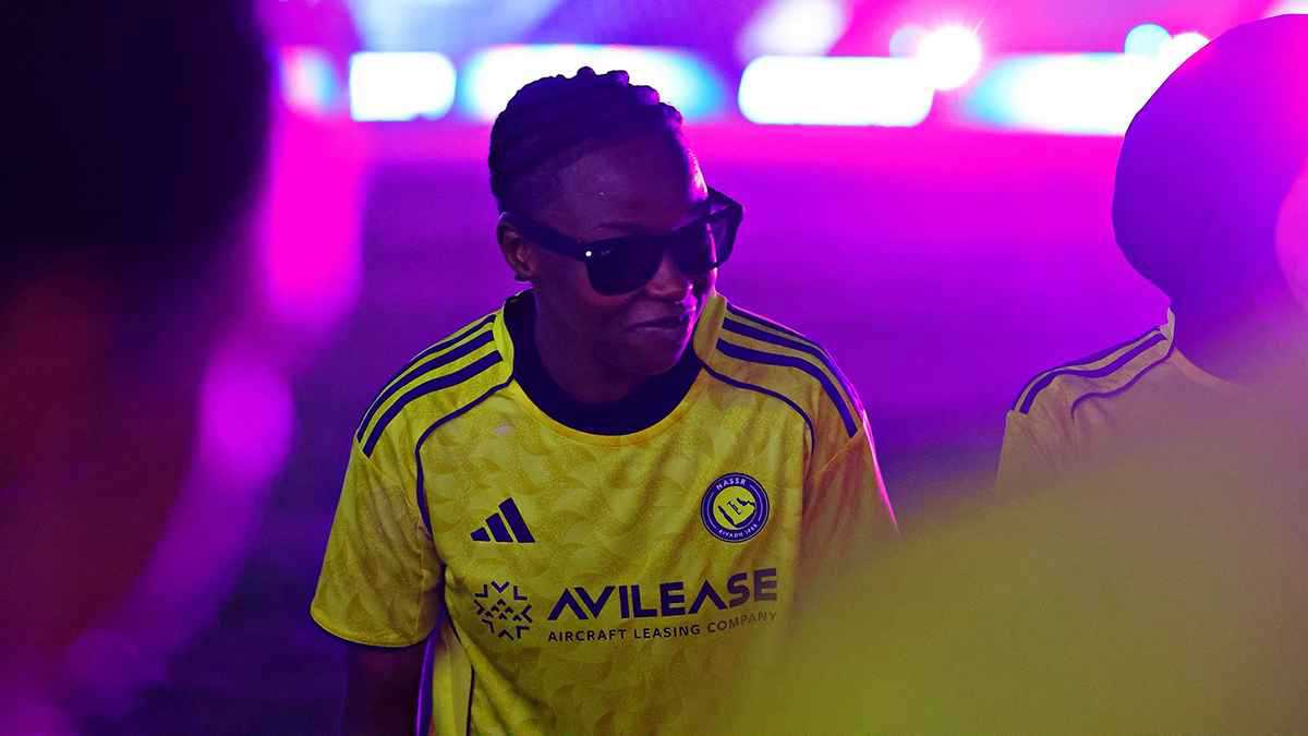 على طريقة يامال..لاعبة النصر السعودي ترتدي نظارة شمسية احتفالا بالسوبر (صور)