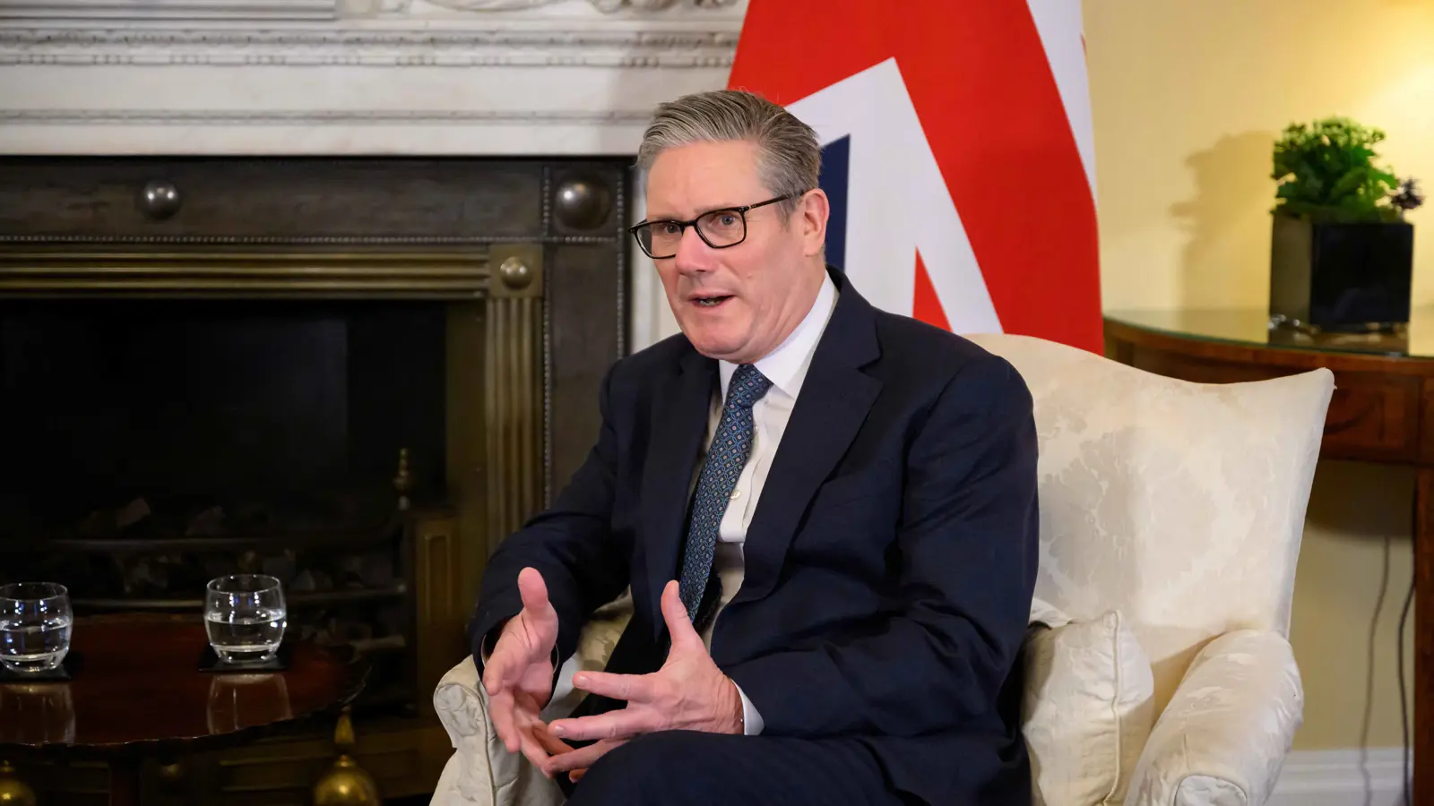 "نيويورك تايمز": ستارمر يحضر إلى واشنطن حاملًا "هدية ورسالة صعبة"