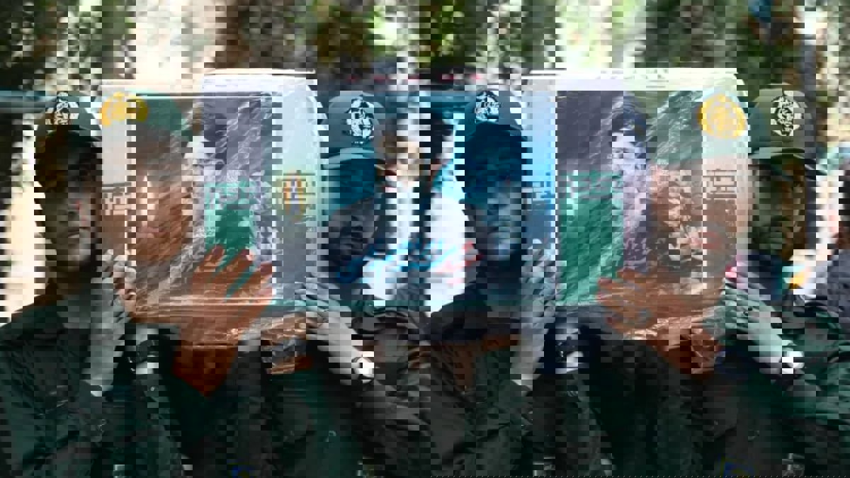 إبراهيم رئيسي أول رئيس إيراني يدفن في أقدس مرقد للشيعة (صور)