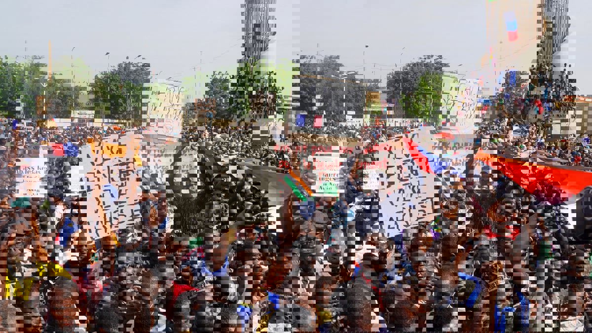 أزمة الديمقراطية الإفريقية.. مواسم الانقلابات وأمراض "الحكم الرشيد"