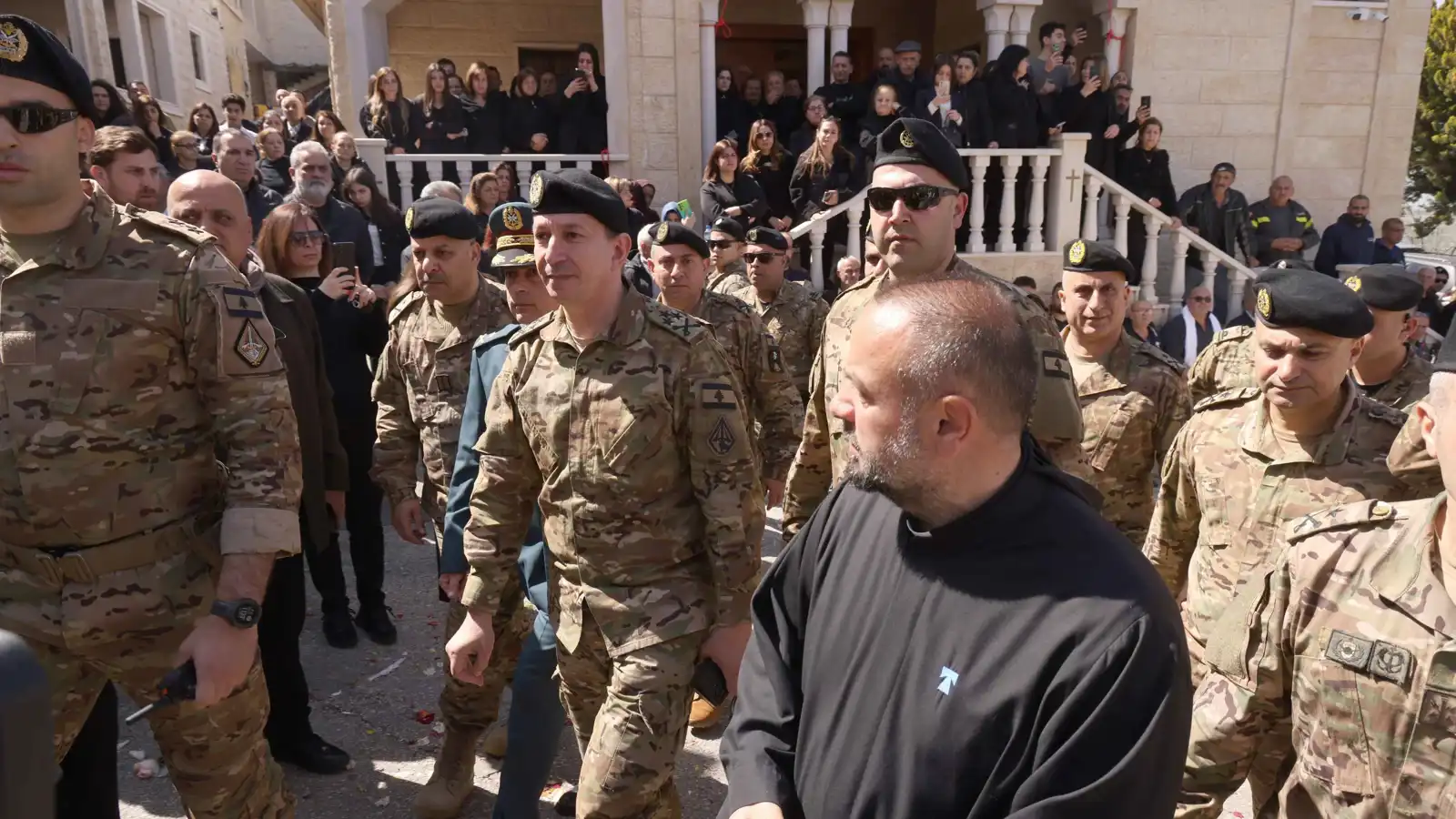 انسحاب عسكري من جنوب لبنان وتمهيد حكومي لتصنيف "حزب الله" إرهابياً