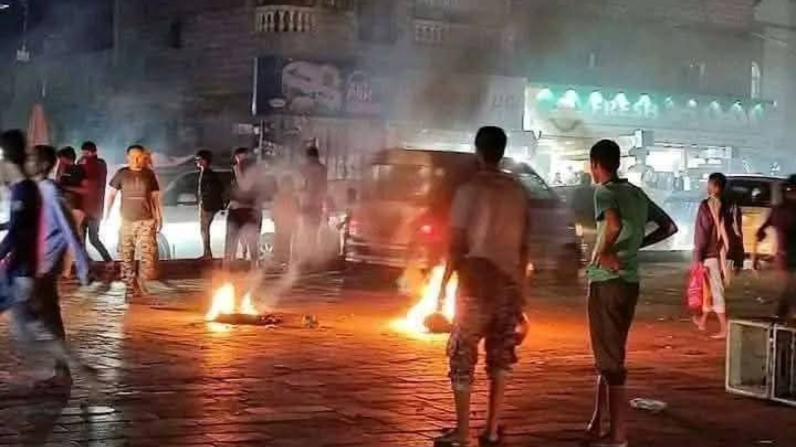 اليمن.. غضب شعبي واسع في عدن احتجاجًا على تردي الخدمات (فيديو وصور)