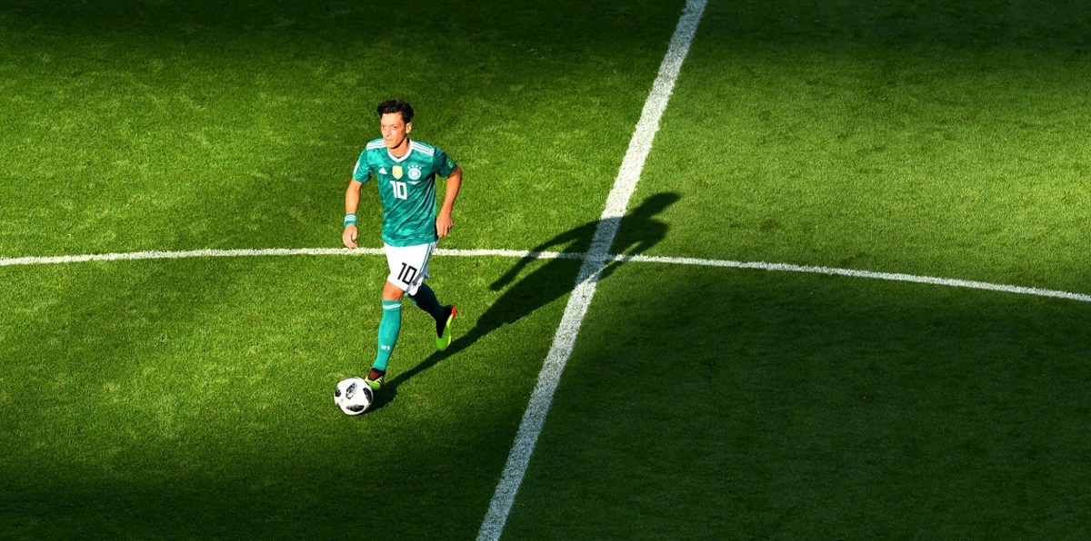 بسبب عنصرية الاتحاد الألماني.. مسعود أوزيل يعتزل اللعب على المستوى الدولي (صورة)