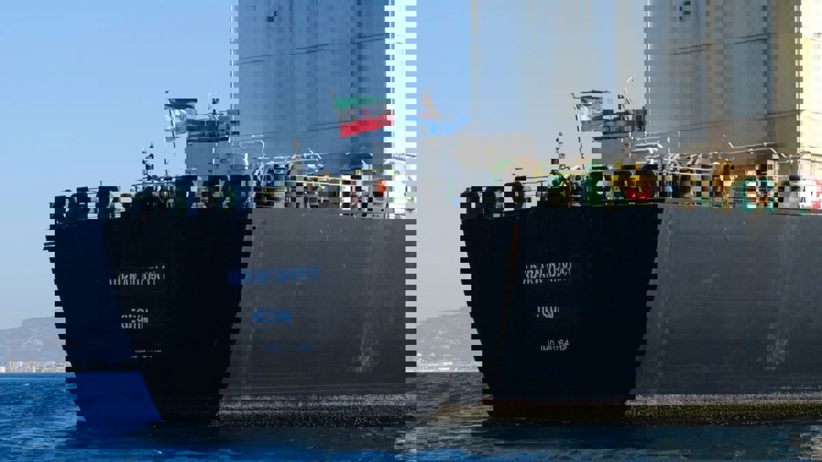 مسؤول أمريكي: سنفرض بكل قوة العقوبات المتعلقة بناقلة النفط الإيرانية