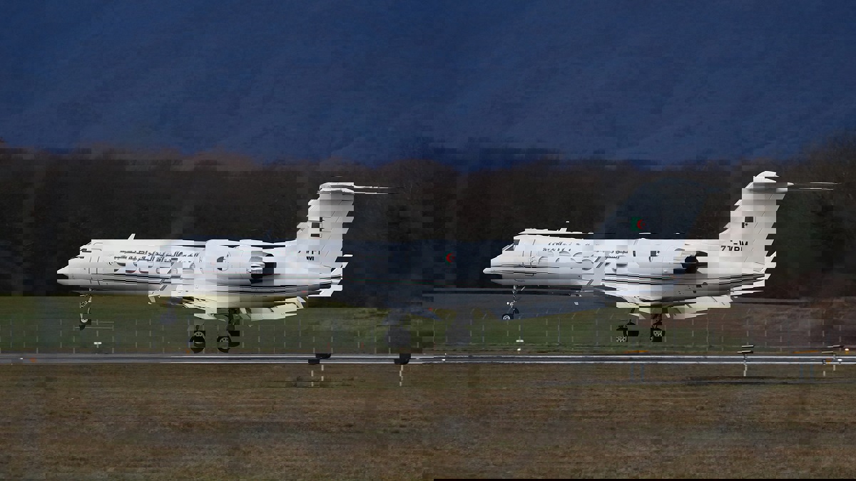 طائرة بوتفليقة تصل سويسرا وسط توقعات بعودته للجزائر (صور)