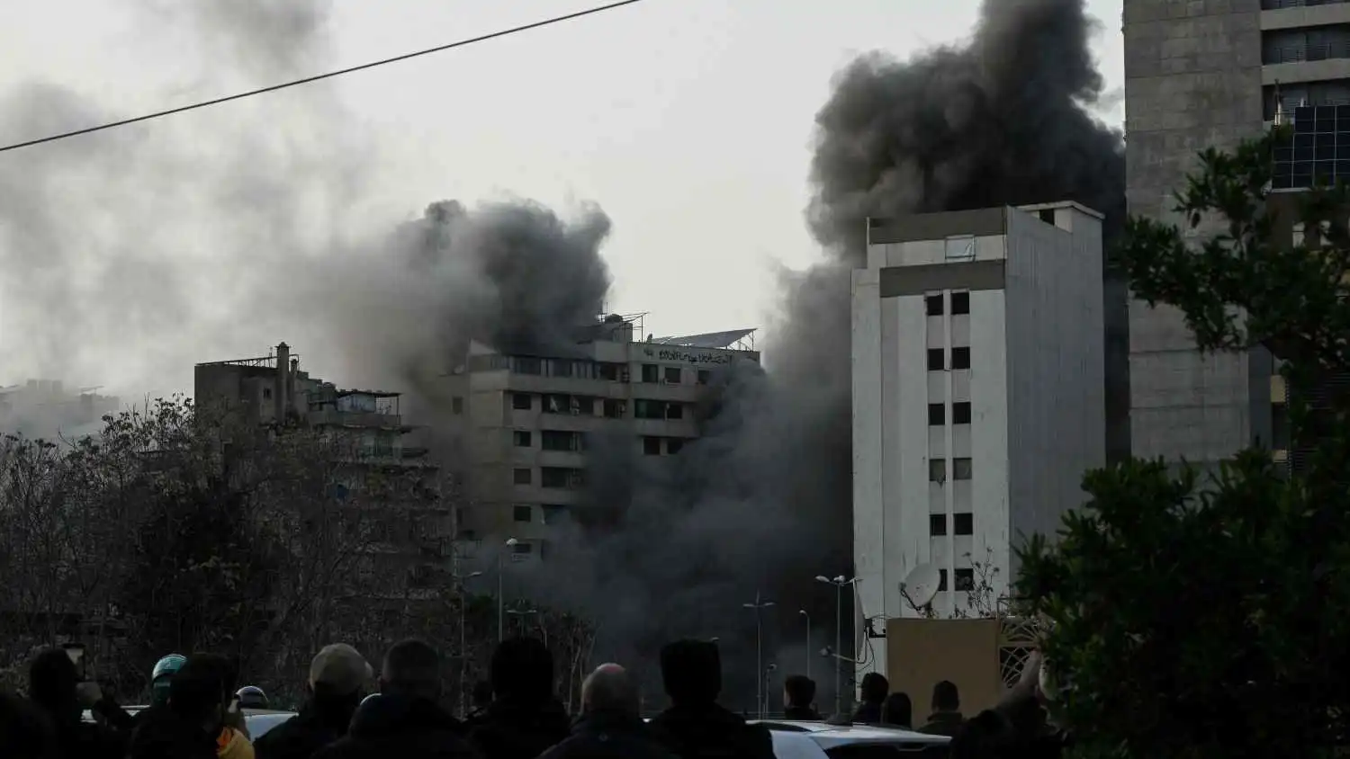 استهدفت مبنى قرب مقر الحكومة.. الجيش الإسرائيلي يبدأ موجة غارات على بيروت