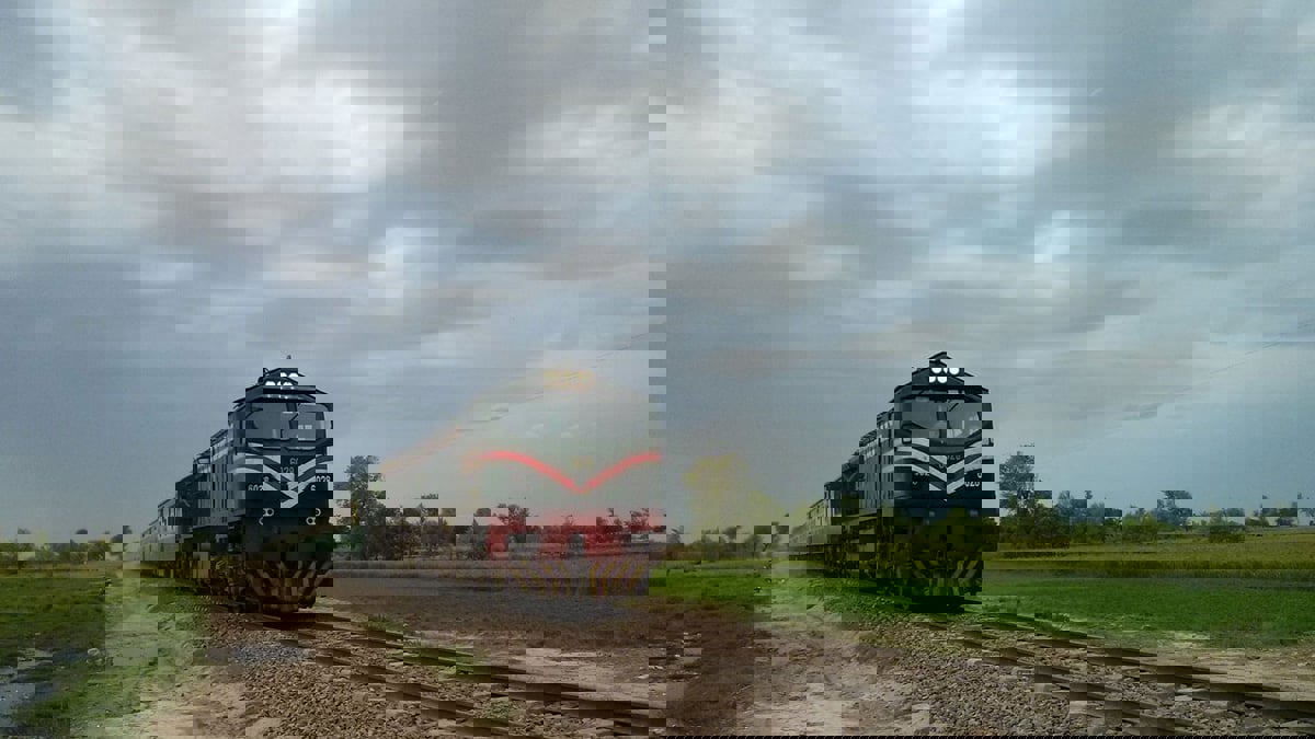 باكستان.. سائق قطار يتوقف فجأة لشراء "اللبن" والسلطات تجمد مهامه