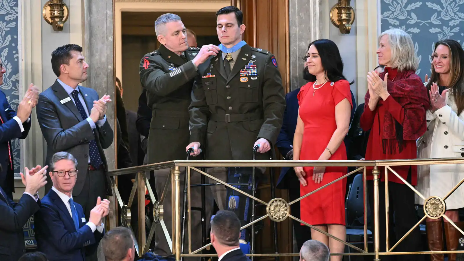 ترامب يكرم قائد مروحية ضمن عملية اعتقال مادورو في فنزويلا (فيديو)