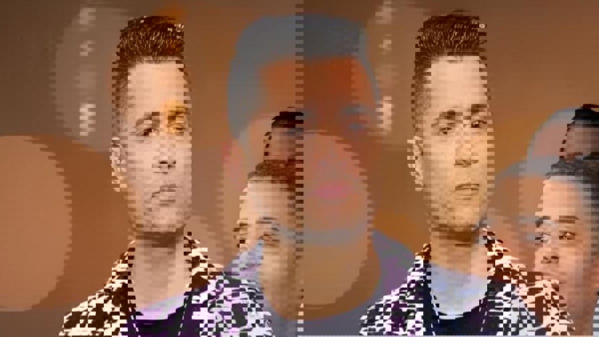  يشبه النساء.. حسن شاكوش يتعرّض للسخرية لارتدائه "طرحة"