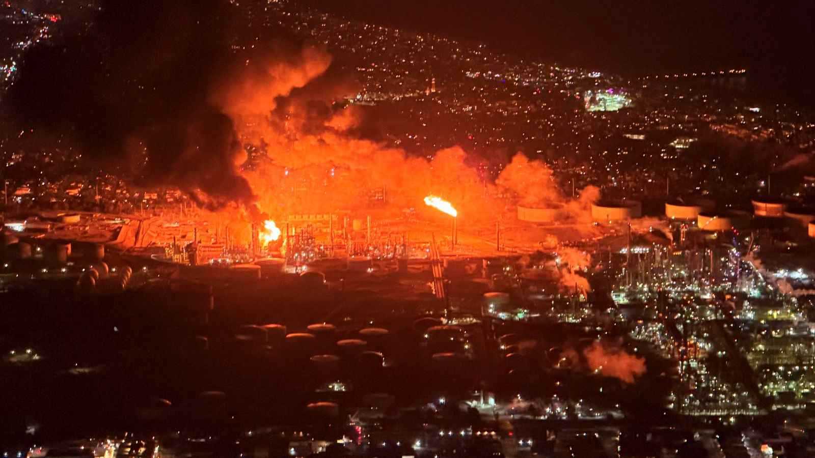 انفجارات ضخمة تهز لوس أنجلوس جراء حريق في مصفاة نفط (فيديو وصور)